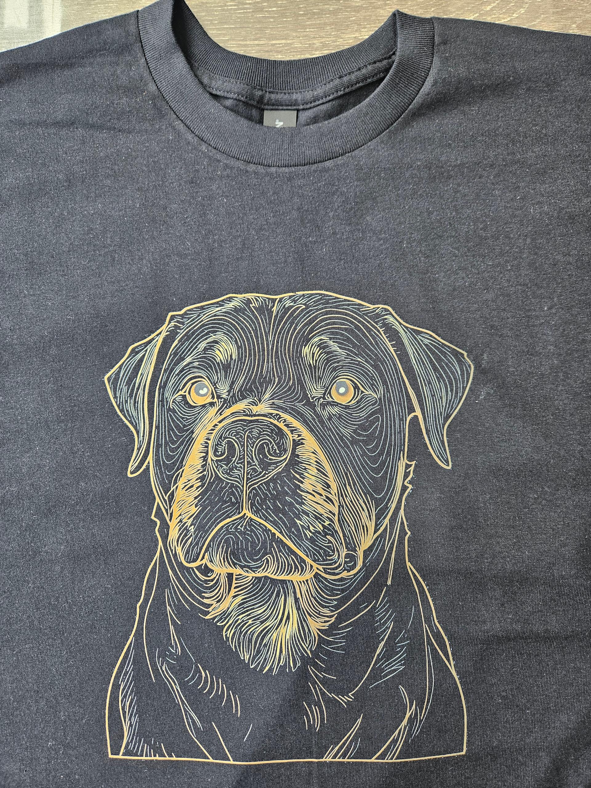 De contouren van uw huisdier op uw t-shirt
